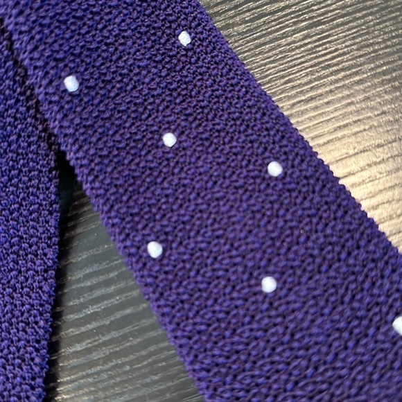 Drake's of London, silk knitted tie Purple White Polka Dots - Picture 3 of 7